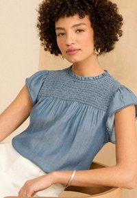 Love & Roses FLUTTER SLEEVE SHELL - REGULAR FIT - Bluse - blue chambray