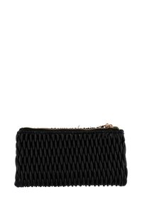Borsetta nera realizzata in materiale plissettato con una finitura testurizzata. Presenta una chiusura con zip dorata e una forma rettangolare.
