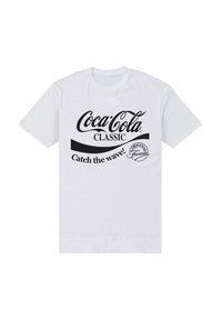 Hvid bomulds t-shirt med et sort Coca-Cola-logo, ordet "CLASSIC" og sætningen "Catch the wave!" i fede bogstaver.