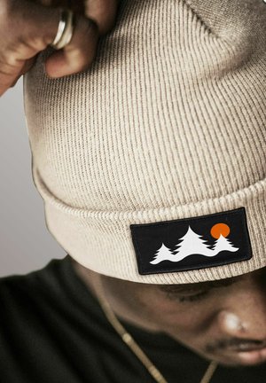 MIT PATCH BÄUME - Beanie - beige