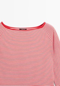 Rød- og hvidstribet bådhals-skjorte med lange ærmer og et lille sort mærke på kraven med teksten "Massimo Dutti."