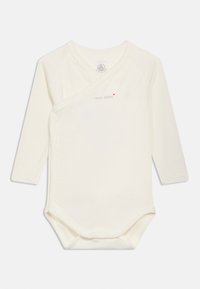 Μακρυμάνικο βρεφικό κορμάκι σε κρεμ απόχρωση με πλευρικά κουμπώματα και το κείμενο «mon trésor» με μια μικρή κόκκινη καρδιά στο στήθος.