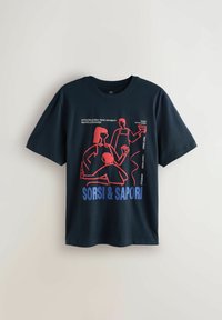 Marineblå T-shirt med rødt linjetegning af tre personer, der holder mad og drikkevarer, med en liste over italienske retter og drikkevarer, og "Sorsi & Sapori" i blå tekst.