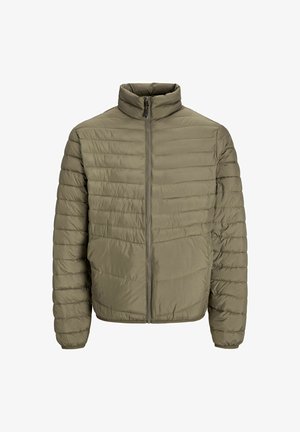 Doudoune kaki avec col montant, fermeture éclair à l'avant et texture matelassée, présentant des coutures horizontales pour l'isolation.