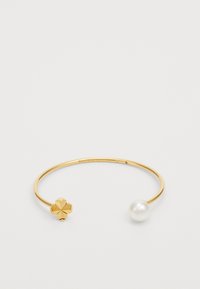 Pulseira de pulso em metal dourado com um detalhe floral em uma extremidade e uma pérola branca redonda na outra. O design é elegante e minimalista.