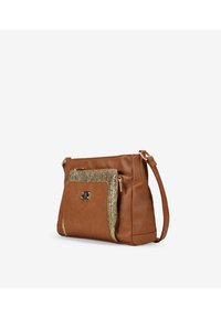 Bolso de mano de cuero marrón con un bolsillo frontal texturizado en dorado. Cuenta con una correa de hombro desmontable y un cierre de broche. Forma cuadrada.