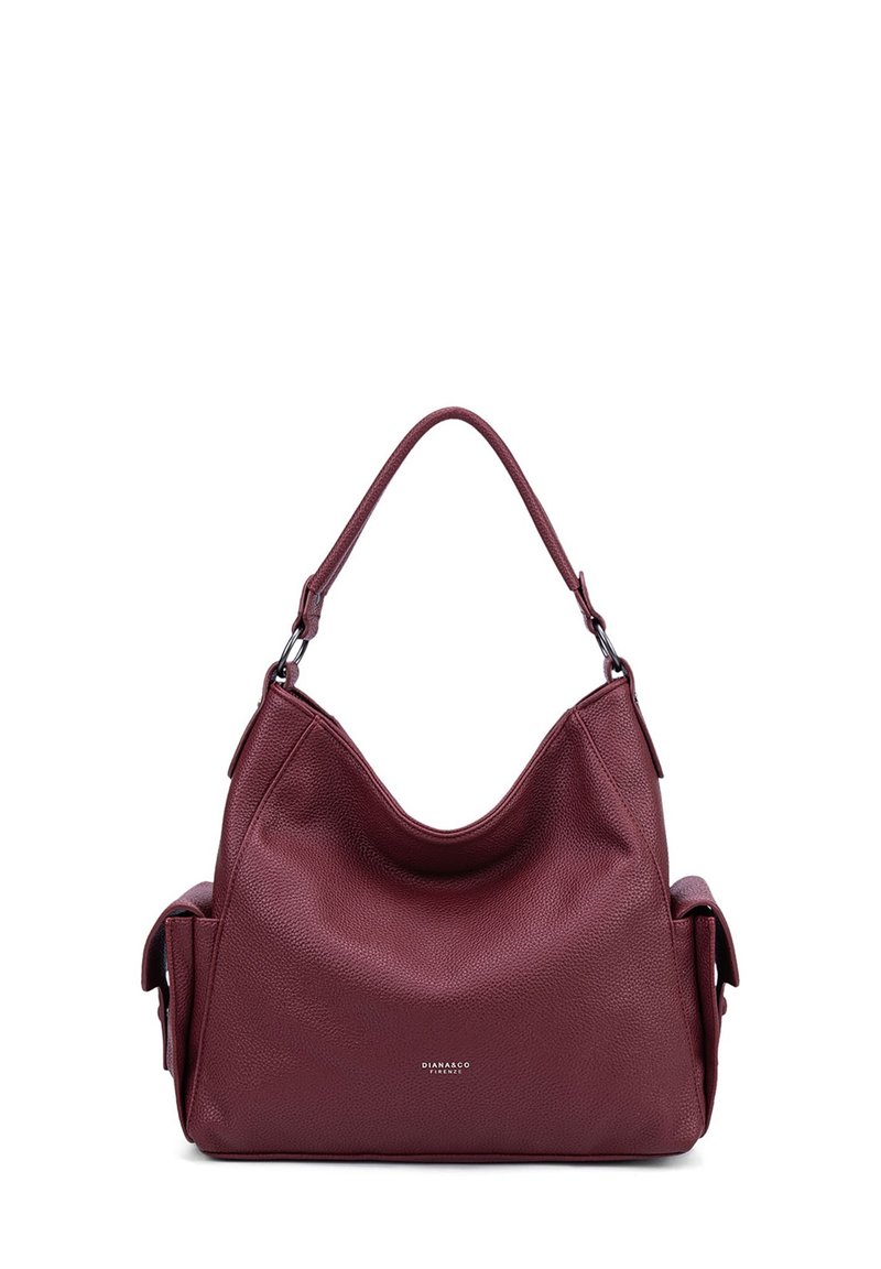 Borsa in pelle bordeaux con finitura testurizzata, forma hobo ampia, tracolla singola e logo del marchio discreto sulla parte anteriore.