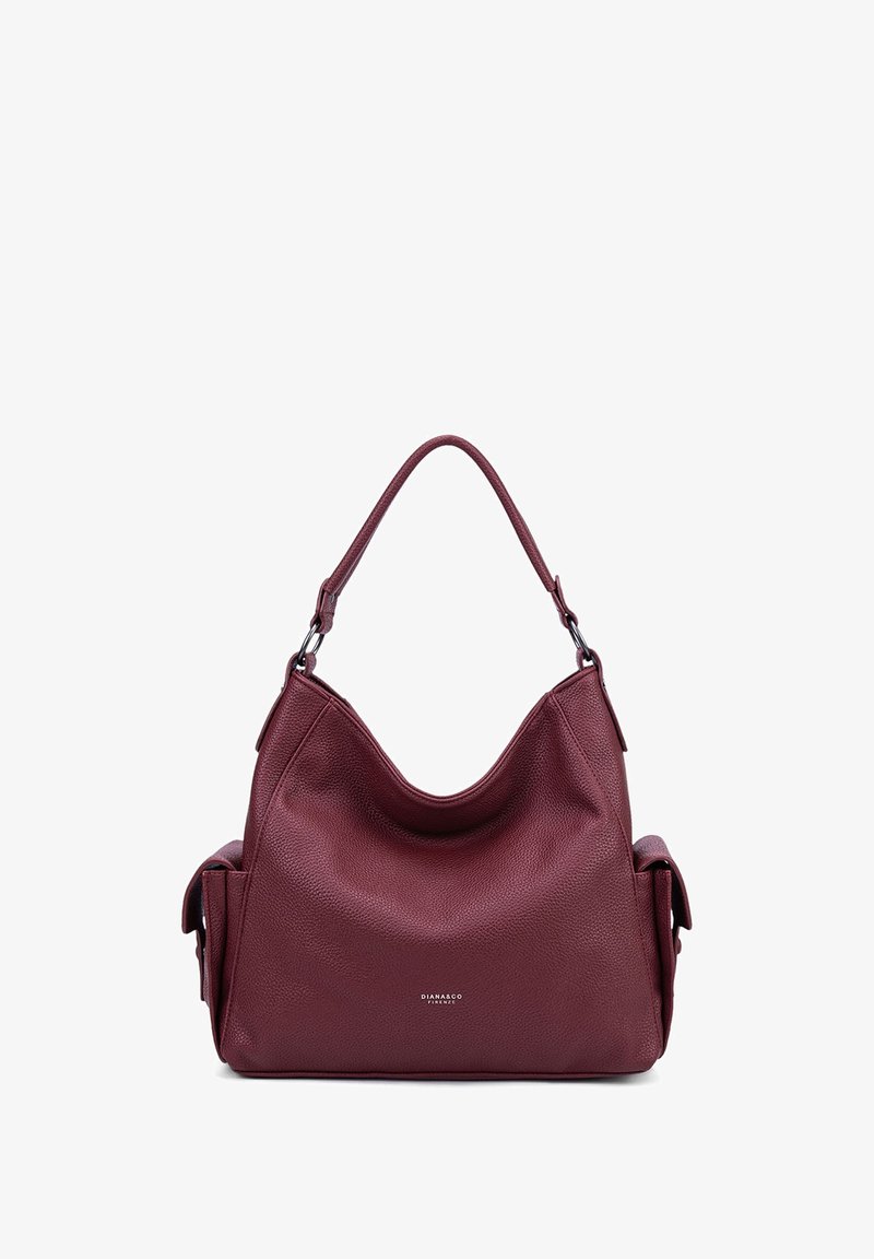 Borsa in pelle bordeaux con finitura testurizzata, forma hobo ampia, tracolla singola e logo del marchio discreto sulla parte anteriore.