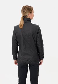 Giacca leggera nera con colletto alto, polsini elasticizzati e orlo arricciato, realizzata in materiale resistente all'acqua, vista da dietro.