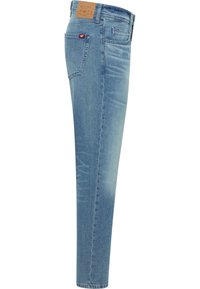 Hellblaue Jeans aus Denim mit schmaler Passform, klassischem Fünf-Taschen-Design, Lederpatch am Bund und dezentem Ausbleicheffekt.