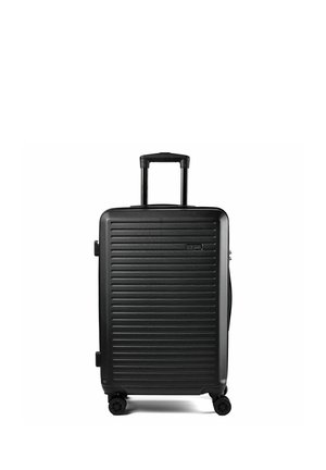 Schwarzer Hartschalen-Koffer mit horizontalen Rillen, ausgezogener Teleskopstange und vier Drehrollen auf weißem Hintergrund.