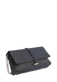 Clutch de ante sintético negro con tapa plegable, cierre de correa superior y asa de cadena plateada para llevar. Textura suave, diseño minimalista.