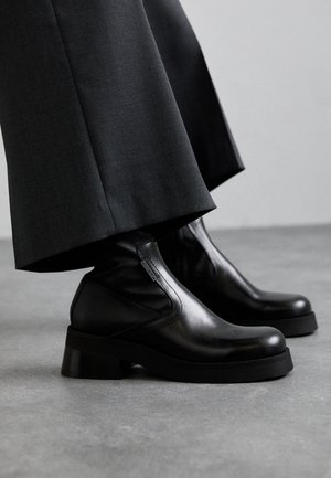 Enkellaarsjes met plateauzool - black