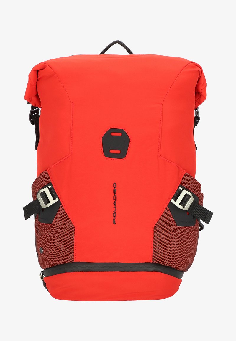 Zaino rosso a chiusura roll-top con dettagli neri, dotato di cinghie laterali regolabili, dettagli in rete e manico superiore per il trasporto.