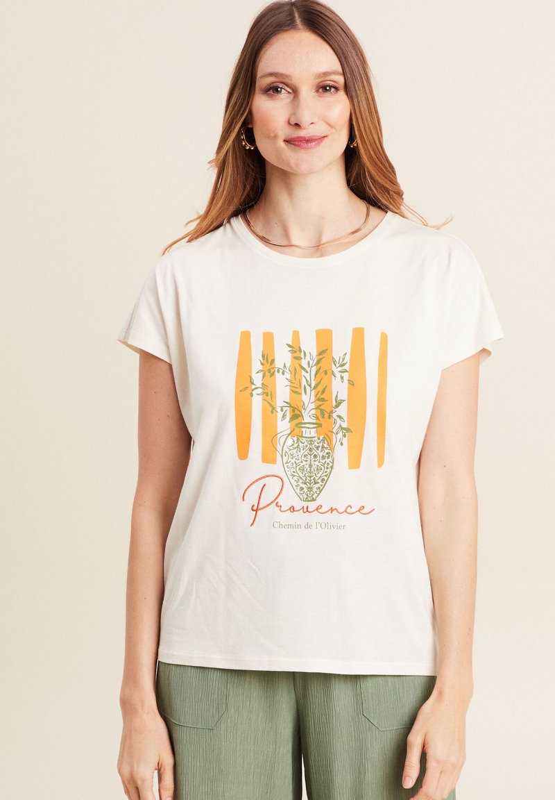 Chemise blanche à manches courtes présentant un graphique d'un vase vert avec des branches d'olivier et des rayures orange, avec le texte "Provence" en dessous.