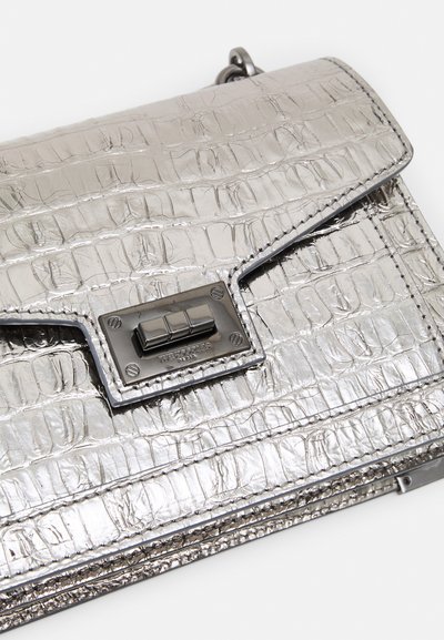 Borsa a mano argentata metallica con texture a coccodrillo, dotata di chiusura rettangolare con finitura nera opaca e cuciture a contrasto.