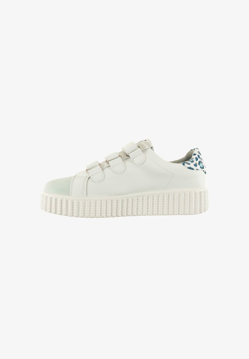 Baskets blanches avec des bandes Velcro, semelle plateforme texturée blanche et un accent en imprimé léopard bleu sur le talon. Matériau en cuir lisse.