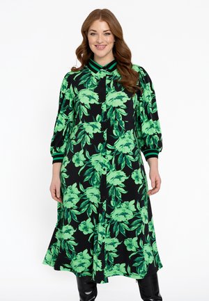 Blumenhemdkleid in Schwarz mit lebhaftem grünen Blatt- und Blumenmuster. Verfügt über eine Knopfleiste, einen Kragen und gestreifte Akzente an den Manschetten.