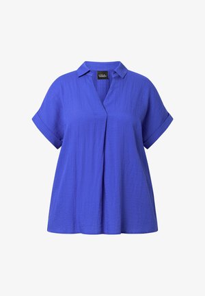 Blaue Damenbluse mit kurzen Ärmeln, umgeschlagenen Manschetten, Kragen und einer vorderen Falte, aus leichtem, strukturiertem Stoff.