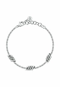 Bracciale d'argento con design a catena. Presenta tre sezioni intrecciate con accenti di cristallo trasparente disposti tra i collegamenti. Chiusura circolare.