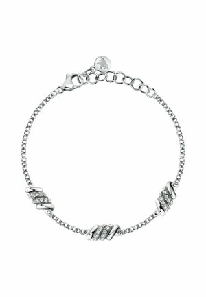 Bracciale d'argento con design a catena. Presenta tre sezioni intrecciate con accenti di cristallo trasparente disposti tra i collegamenti. Chiusura circolare.