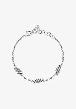 Bracciale d'argento con design a catena. Presenta tre sezioni intrecciate con accenti di cristallo trasparente disposti tra i collegamenti. Chiusura circolare.