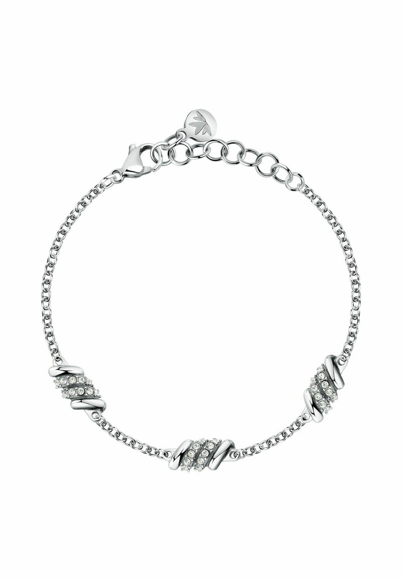 Bracciale d'argento con design a catena. Presenta tre sezioni intrecciate con accenti di cristallo trasparente disposti tra i collegamenti. Chiusura circolare.