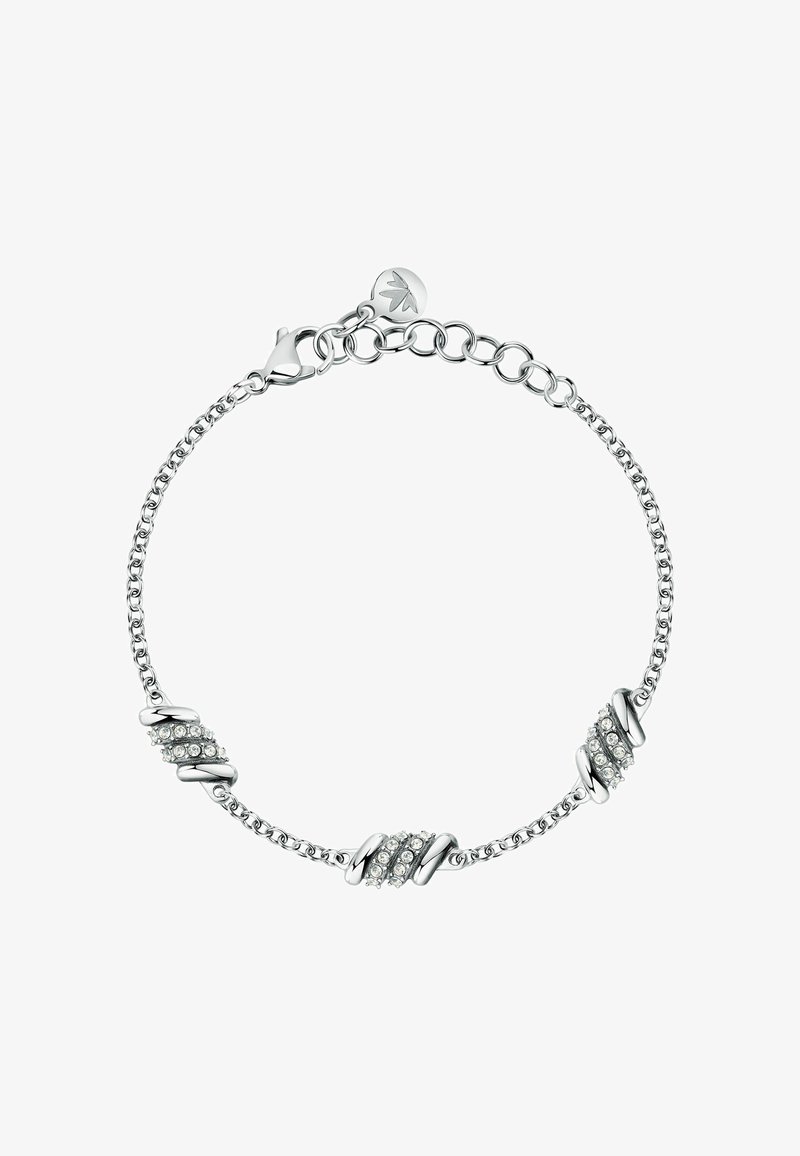 Bracciale d'argento con design a catena. Presenta tre sezioni intrecciate con accenti di cristallo trasparente disposti tra i collegamenti. Chiusura circolare.