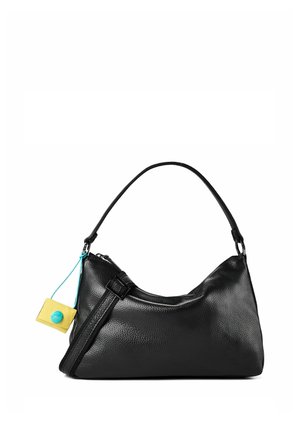 Borsa a mano in pelle nera testurizzata con una singola tracolla e una piccola targhetta gialla attaccata con un filo blu.