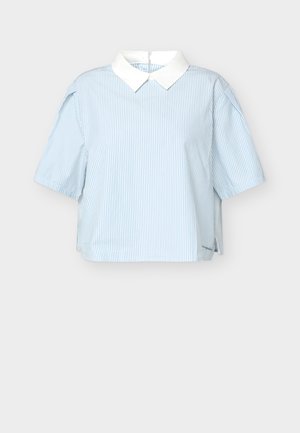 Hellblaue und weiße, vertikal gestreifte Bluse mit kurzen Ärmeln, weißem spitzem Kragen und Seitenschlitzen vor einfarbigem Hintergrund.