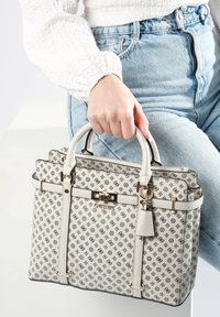 Borsa a tracolla bianca con texture, caratterizzata da un motivo a logo nero ripetuto, manici doppi e hardware in tonalità oro con zip.