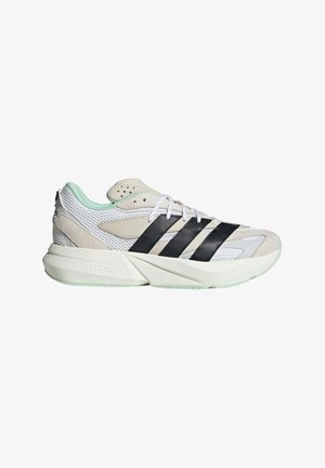 Zapatilla deportiva en gris y blanco con franjas negras, parte superior de malla, acentos de ante y detalles en verde menta. Presenta una suela texturizada.