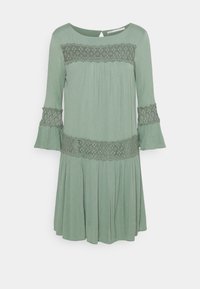 Vestido verde con mangas acampanadas de tres cuartos, tela texturizada, detalles de encaje en el cuerpo y las mangas, y un corte holgado con pliegues.