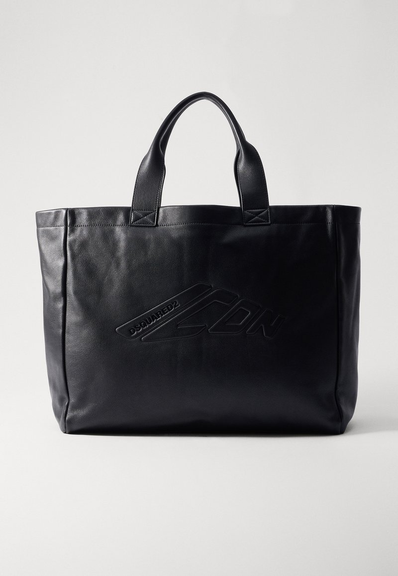 Schwarze Leder-Tote mit dualen Obergriffen, geprägtem Logo-Detail auf der Vorderseite, rechteckiger Form und glatter Textur.