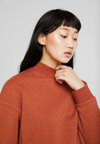 Urban Classics OVERSIZED HIGH NECK CREW - Mikina - rust