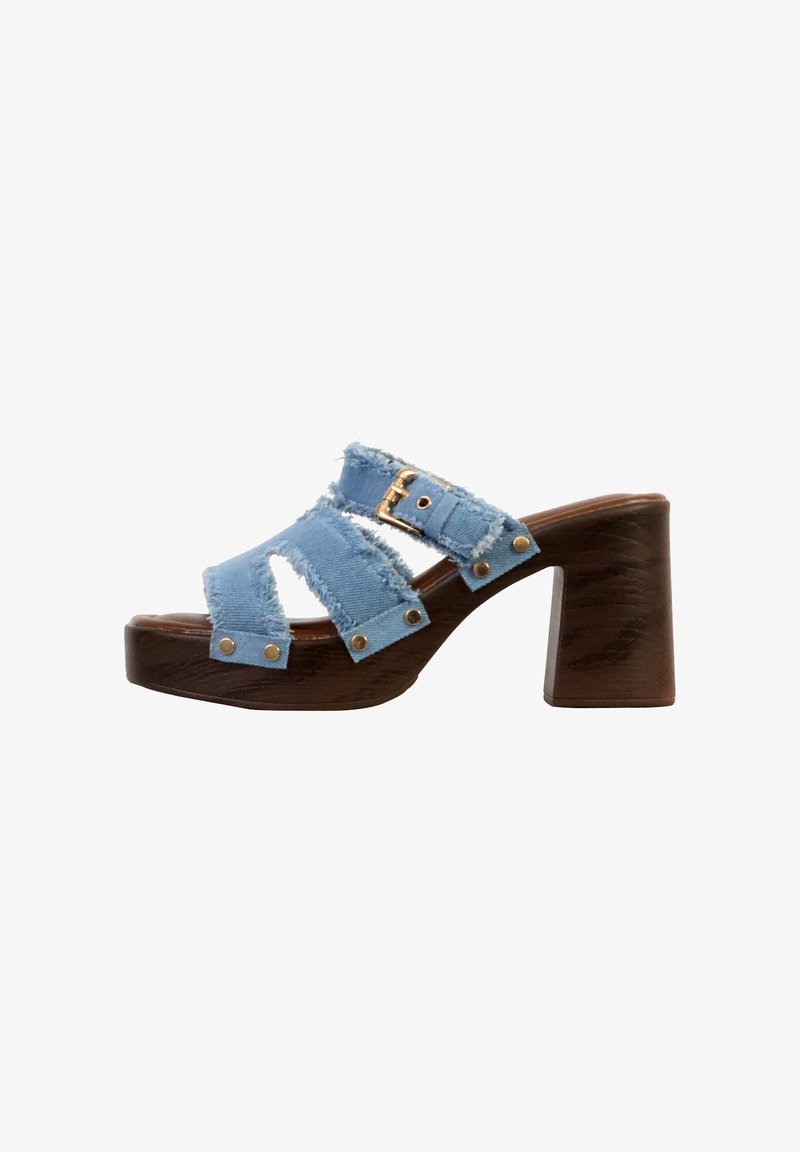 Sandale à talon en bois épais avec des brides en tissu bleu clair effiloché et une boucle dorée sur le côté, bout ouvert, semelle plateforme.