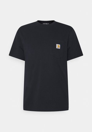 Maglietta nera a maniche corte con scollo a giro e piccolo patch con logo Carhartt sulla tasca sinistra del petto su sfondo bianco.