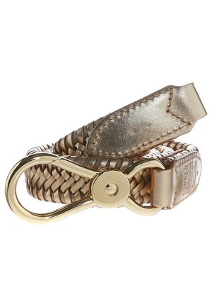 Bracelet en cuir métallique doré tressé avec une grande fermoir crochet pivotant doré sur fond blanc.