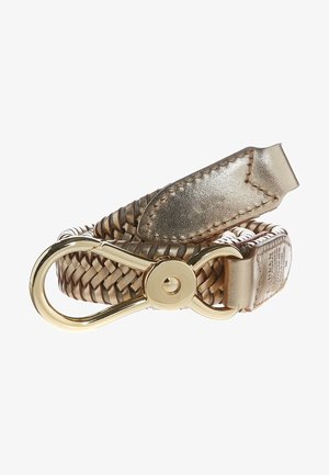 Bracelet en cuir métallique doré tressé avec une grande fermoir crochet pivotant doré sur fond blanc.