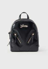 Mochila de piel sintética negra con herrajes en tono dorado, que cuenta con dos bolsillos delanteros con cremallera y un asa superior para llevar.