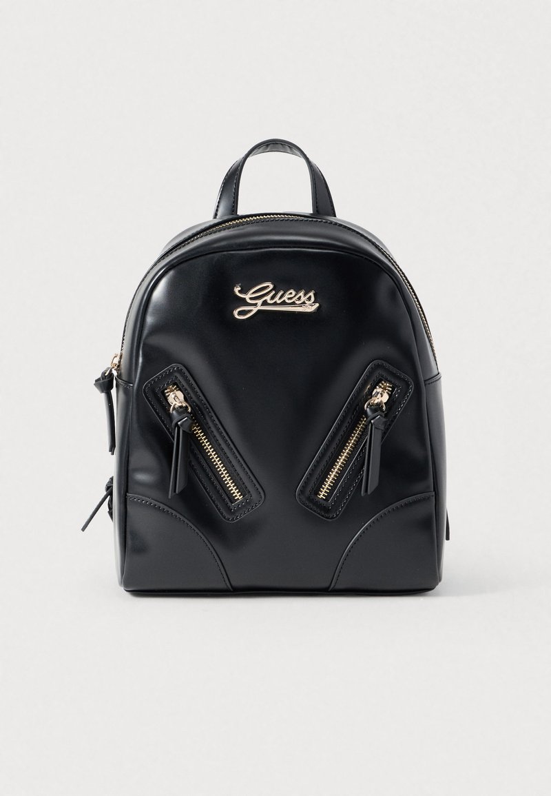 Mochila de piel sintética negra con herrajes en tono dorado, que cuenta con dos bolsillos delanteros con cremallera y un asa superior para llevar.