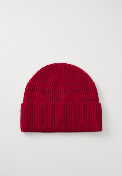 Rød strikket hue med ribbet tekstur, fold-over kant og rund top. Fremstillet af blødt materiale for varme og komfort.
