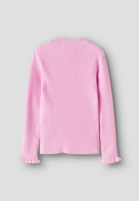 Maglione a coste di un delicato rosa pallido, con maniche lunghe e polsini a balze. Il design presenta un classico collo a giro e una texture verticale su tutto il capo.