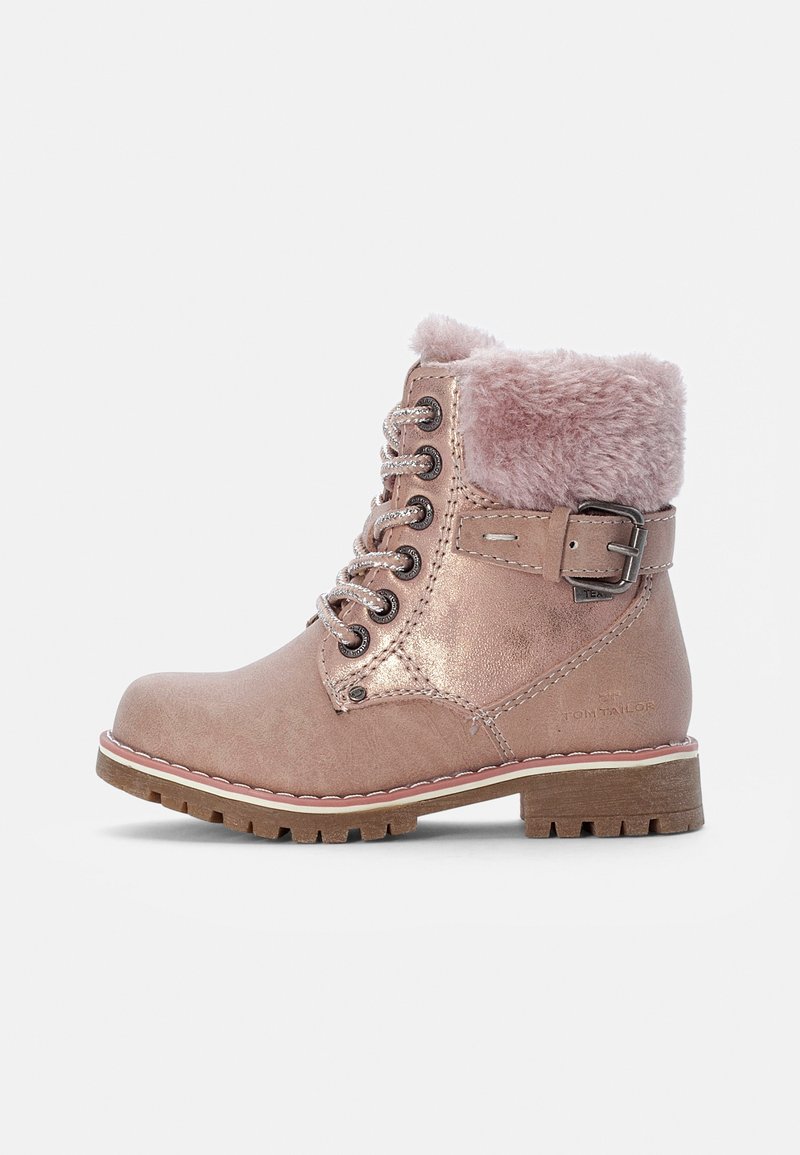 Bottine rose à lacets avec bord en fausse fourrure, sangle latérale à boucle et semelle en caoutchouc texturée pour l’hiver.