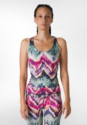 Top colorat multicolor, cu un model în zigzag în nuanțe de roz, mov și verde; realizat dintr-un material elastic; are un gât rotund și o talie strânsă.