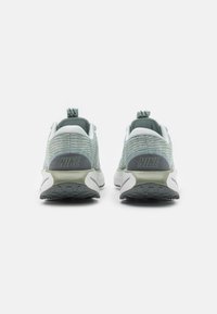 Nike Performance MOTIVA - Tenisice za cestovno trčanje - light silver/metallic silver/jade horizon/smoke grey/summit white