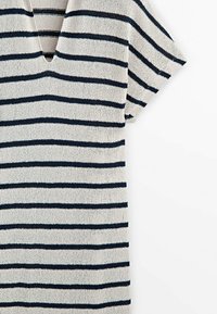 Maglione a maniche corte lavorato a maglia con righe orizzontali blu navy e bianche e un piccolo intaglio a forma di V sul collo.