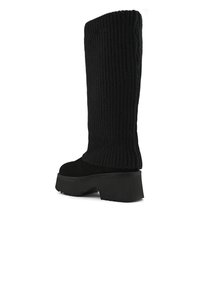 Černé vysoké kozačky po kolena s žebrovaným textilním svrškem, semišovým tělem a silnou platformou. Jednoduchý design bez viditelných akcentů.