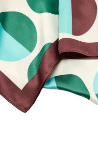 Jedwabna chusta z geometrycznym wzorem w teal, zielonych i buraczkowych okręgach na kremowym tle, o gładkiej fakturze i kontrastowej krawędzi.