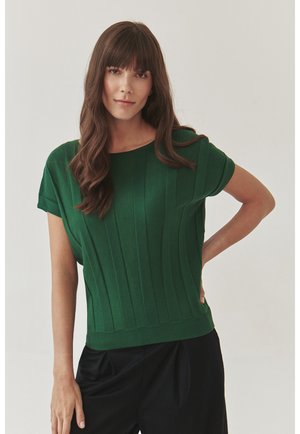 Top scurt tricotat verde, cu textura ribbită și o croială lejeră, completat de un decolteu rotund și un design solid.